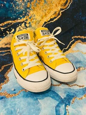 Converse Chuck Taylor Low Top Yellow Women’s 7 Men’s 5 classic Canvas Sneakers